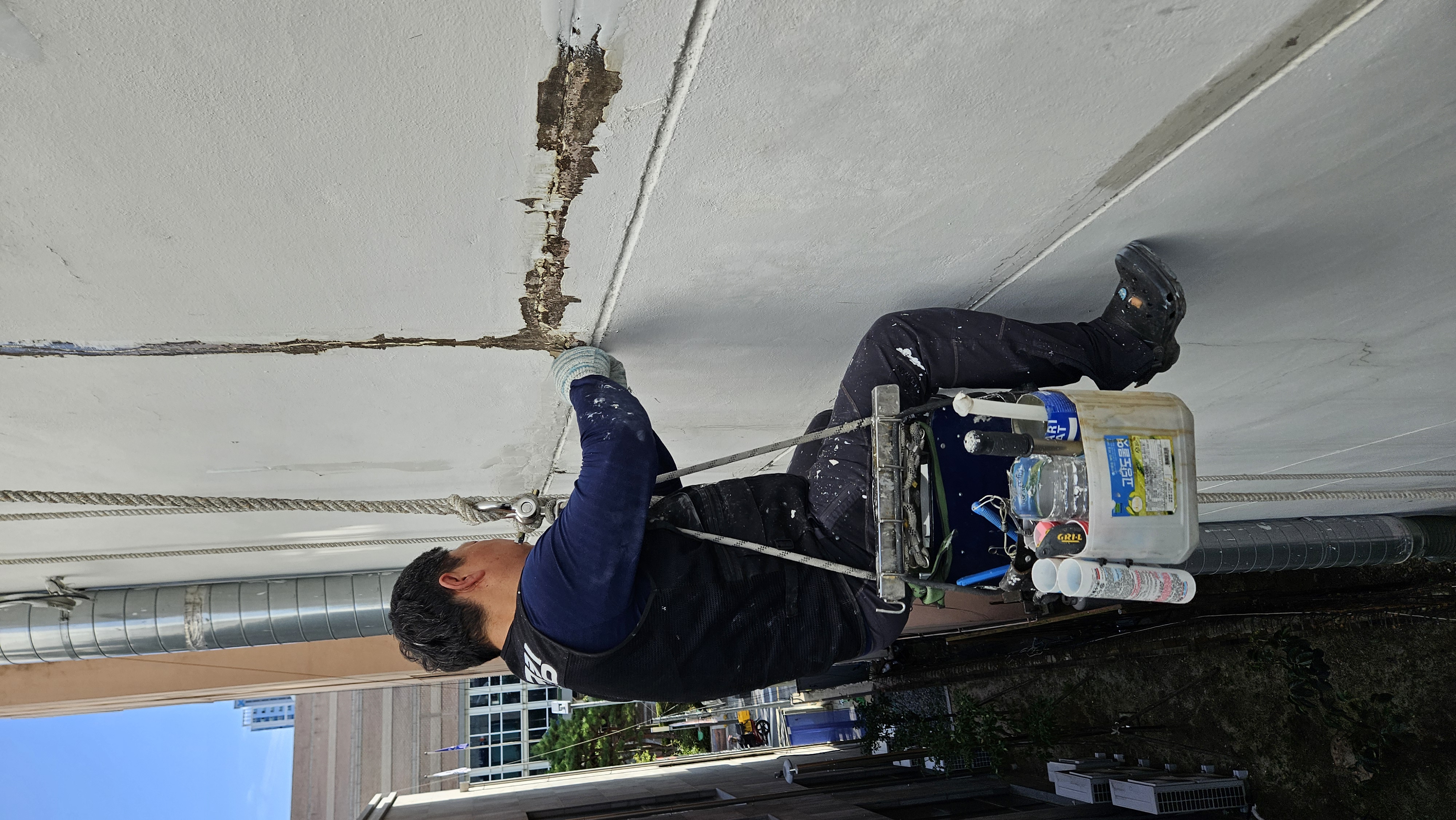 외벽 크랙 보수 작업